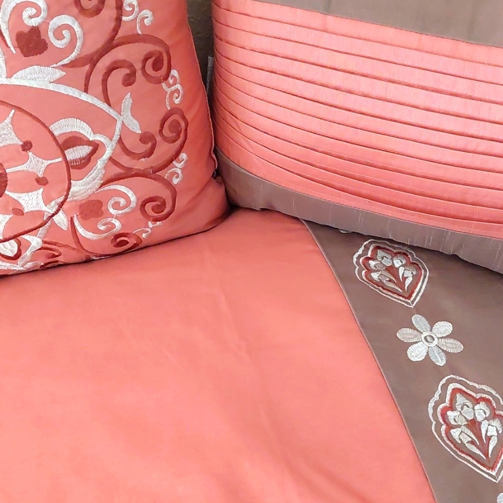 Is Queen size comforter with 2 pillows pillows and 2 decorative pillows...